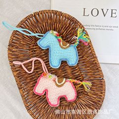 クリエイティブな馬年ペンダント、手作りの毛糸かぎ針編み、フレンチポニーのペンダント、バッグペンダント、編み物アクセサリー、車のペンダント