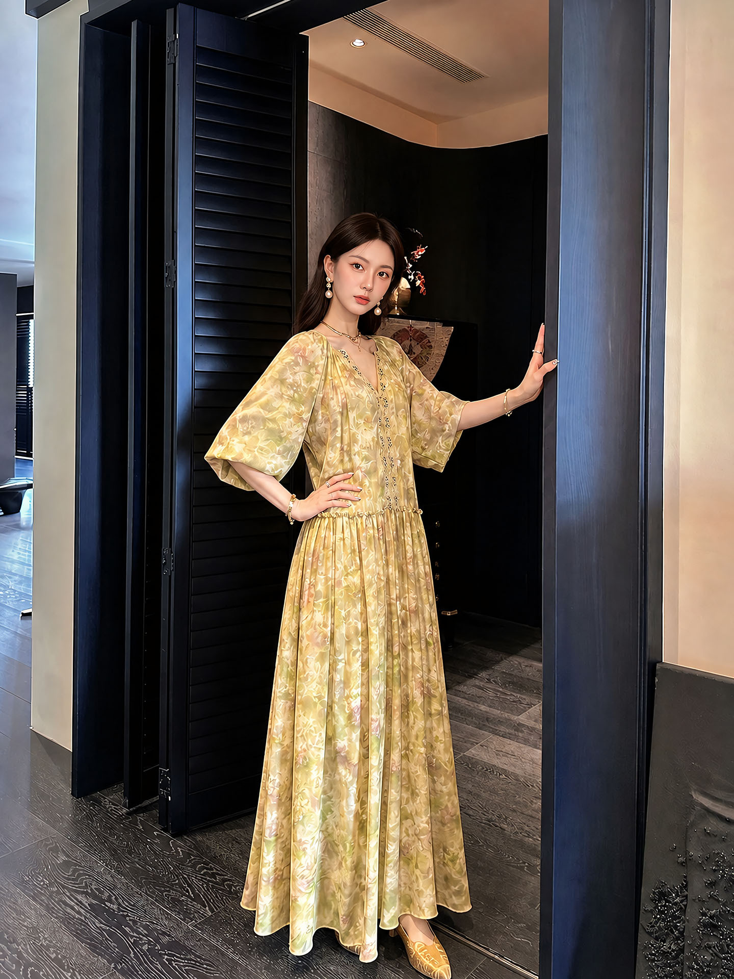 Đầm maxi nữ cổ V phong cách Trung Hoa hiện đại, tay dài, thêu hoa nổi và đính cườm — Xanh lá cây nhạtcolor