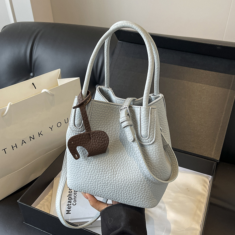 高级感洋气小包包女2024夏新款流行百搭斜挎包时尚超火手提水桶包