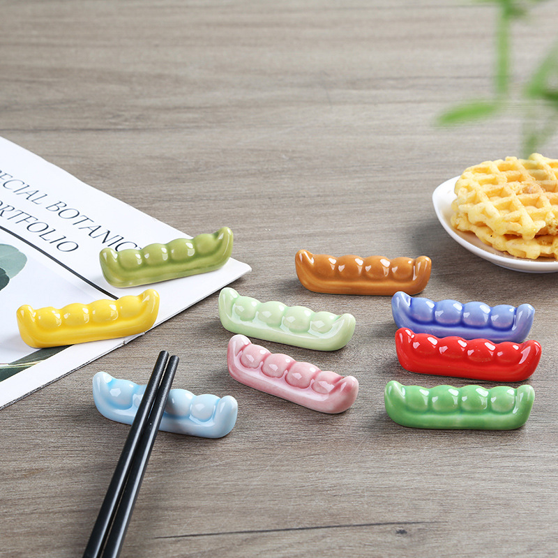Japanese and Korean-style cute vegetable chopstick holder, cute ceramic chopstick rest, pea-shaped hotel table setting, small tray for placing chopsticks