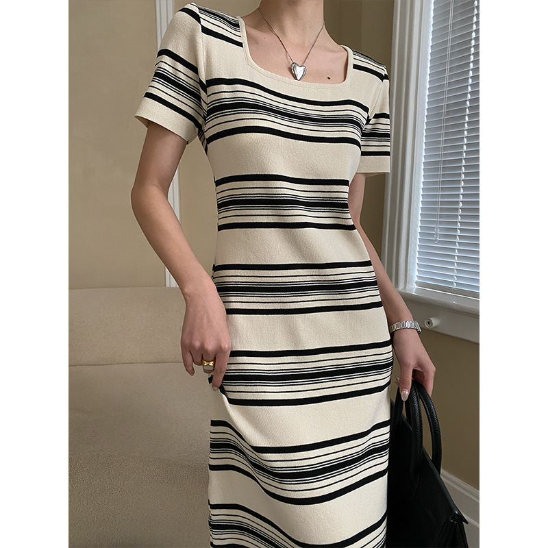 司南 经典实穿主义 法式层次感条纹低方领打底针织连衣裙 SN2819