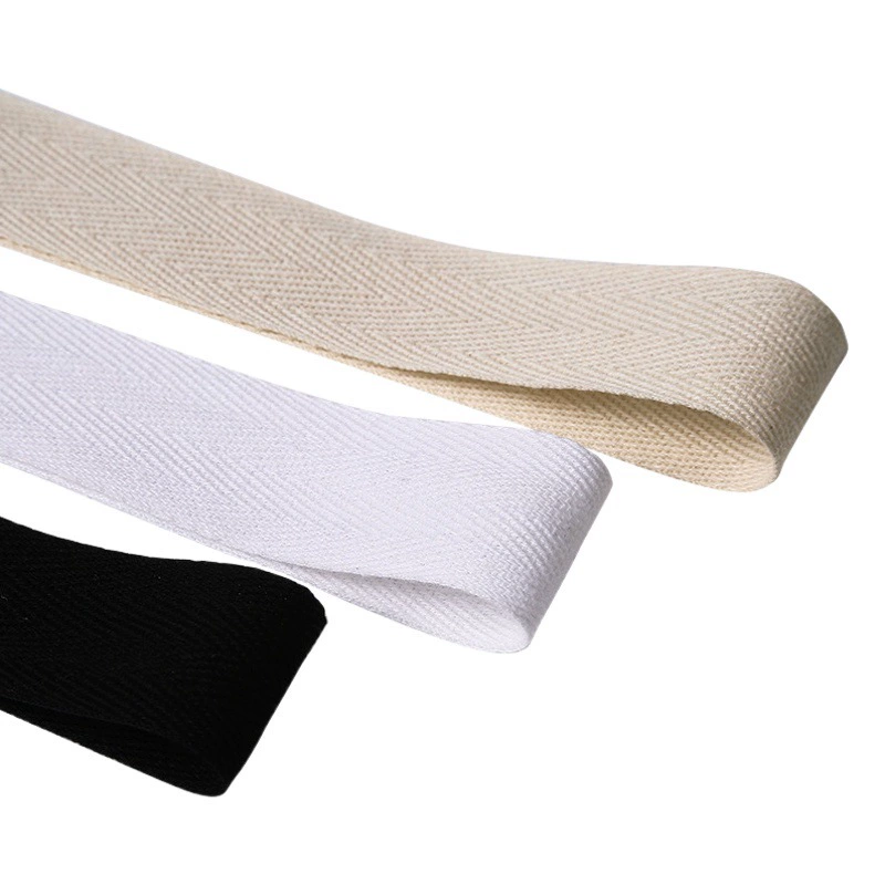 Края воротника обработаны тесьмой «елочка», белый хлопок, полиэстер, черный отбеленный, 1 см, хлопковая тесьма-твил, тесьма для отделки.