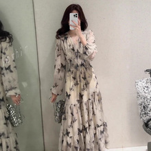 蝴蝶碎花连衣裙女秋冬25新款法式V领水墨印花长袖收腰显瘦长裙子