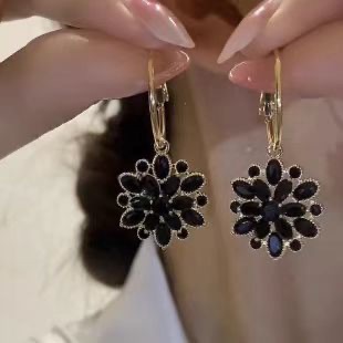 Fashionable and elegant black ice flower earrings for women, fashionable court style, niche, simple, light luxury, versatile earrings