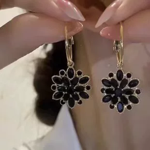 Fashionable and elegant black ice flower earrings for women, fashionable court style, niche, simple, light luxury, versatile earrings