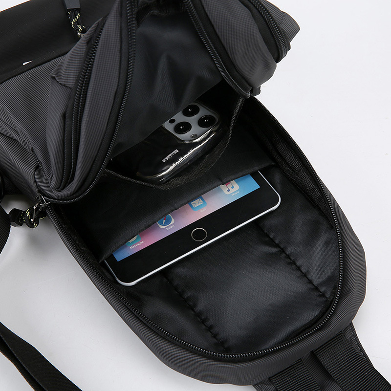 Bolso de pecho de mensajero multifuncional para hombre de tendencia de moda, bolso de pecho de tela Oxford ligero y resistente a las salpicaduras simple al por mayor
