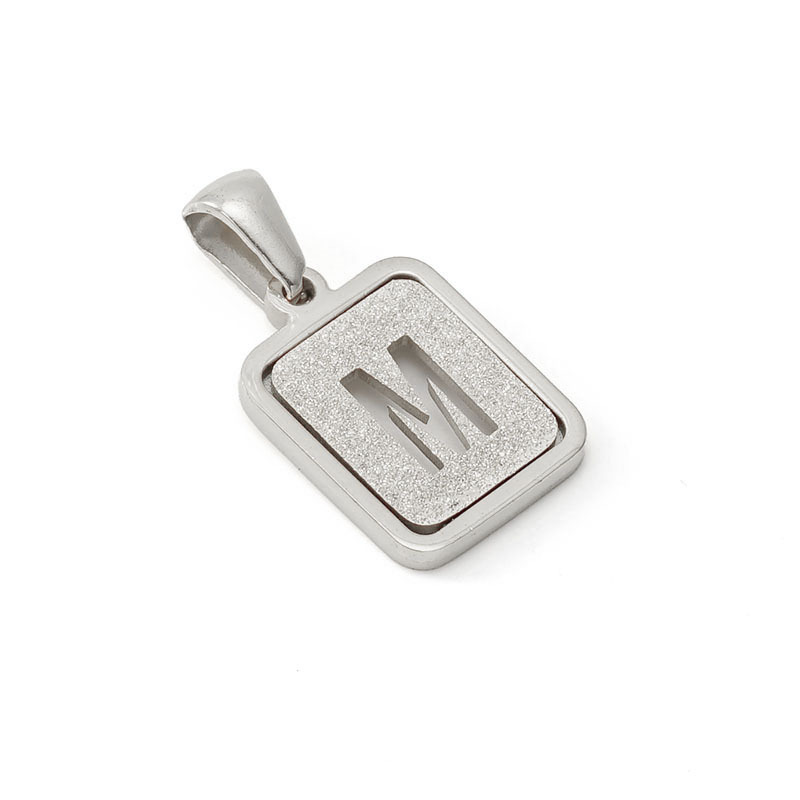 Nueva moda de acero inoxidable letra inglesa colgante de fábrica al por mayor carta prensada en arena titanio acero 18K Commuter todo partido