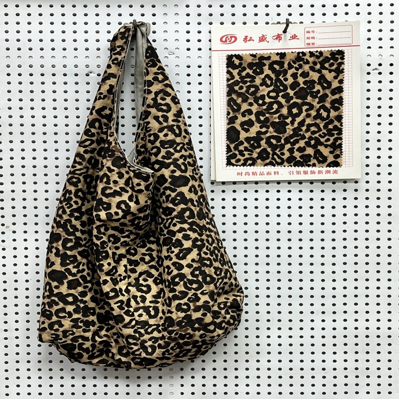 現品の薄い綿布のヒョウの紋様のプリントの細い綿布のヒョウの紋様の服の布地の靴の材料の手袋は袋の布地を縛ります|undefined