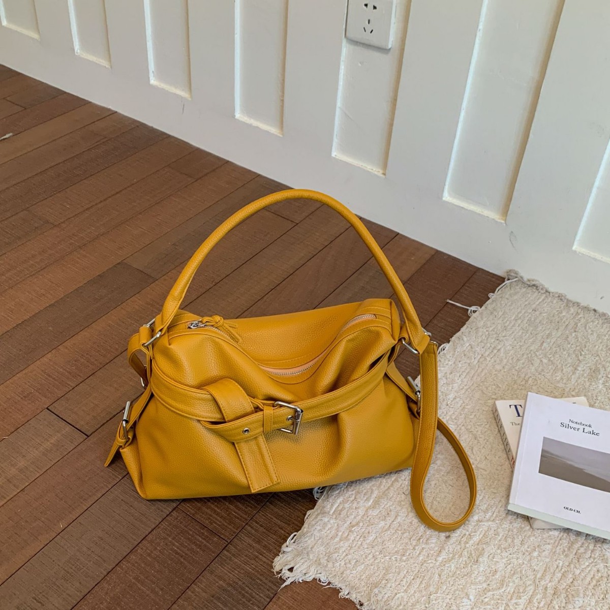 Bolsa de cubo de gran capacidad de sensación cotidiana texturas retrógradas mochila de hombro de viaje de moda bolsa de mano casual image 1