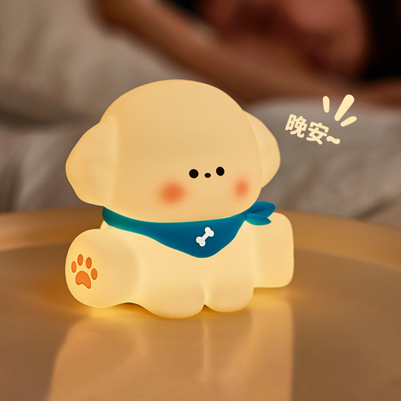 작은 우유 개가 야간 조명을 두드린다