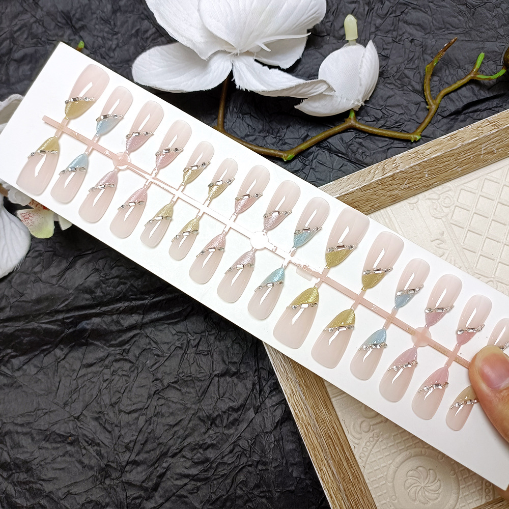 Gato Eye Nail Nail Parche de uñas postizas con incrustaciones de diamantes Armadura corta francesa 30 piezas de polvo desnudo Encuentro Armadura prefabricada