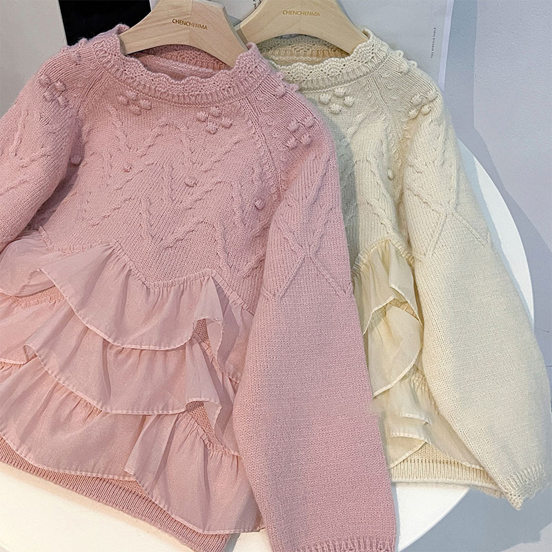 女の子のニットは底をつけてレースの洋気の王女の外で上着のレースの秋冬のセーターの子供服を着ます。