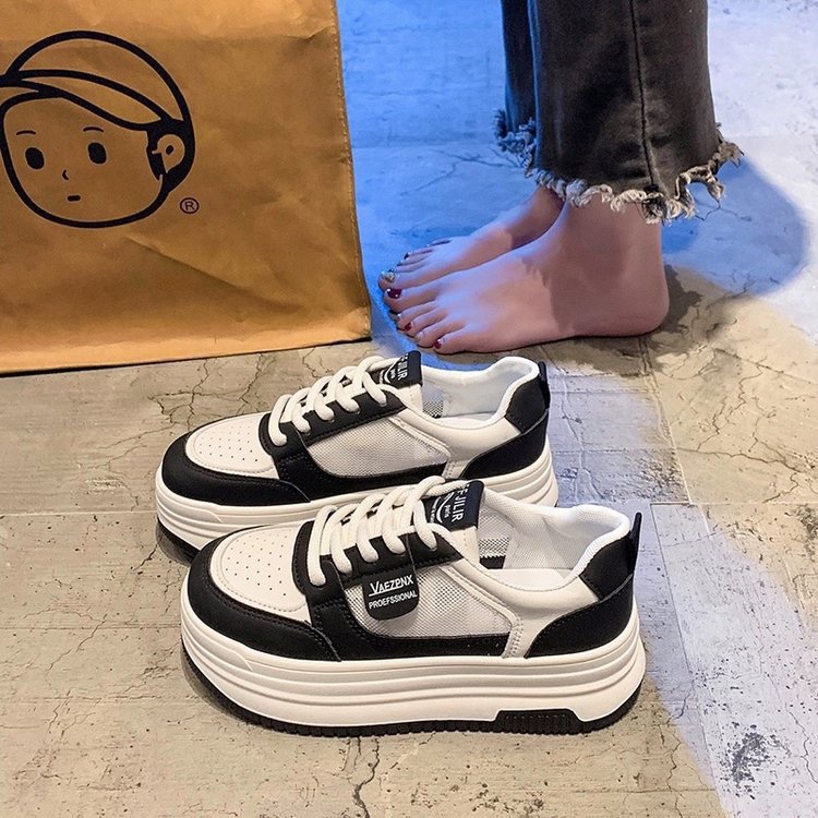 Pequeños zapatos blancos para mujeres primavera y verano 2024 nuevos zapatos de estilo universal zapatos de suela gruesa zapatos casuales de malla transpirables zapatos de mujer