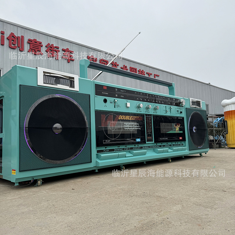 Internet celebrity’s popular radio-shaped dining truck