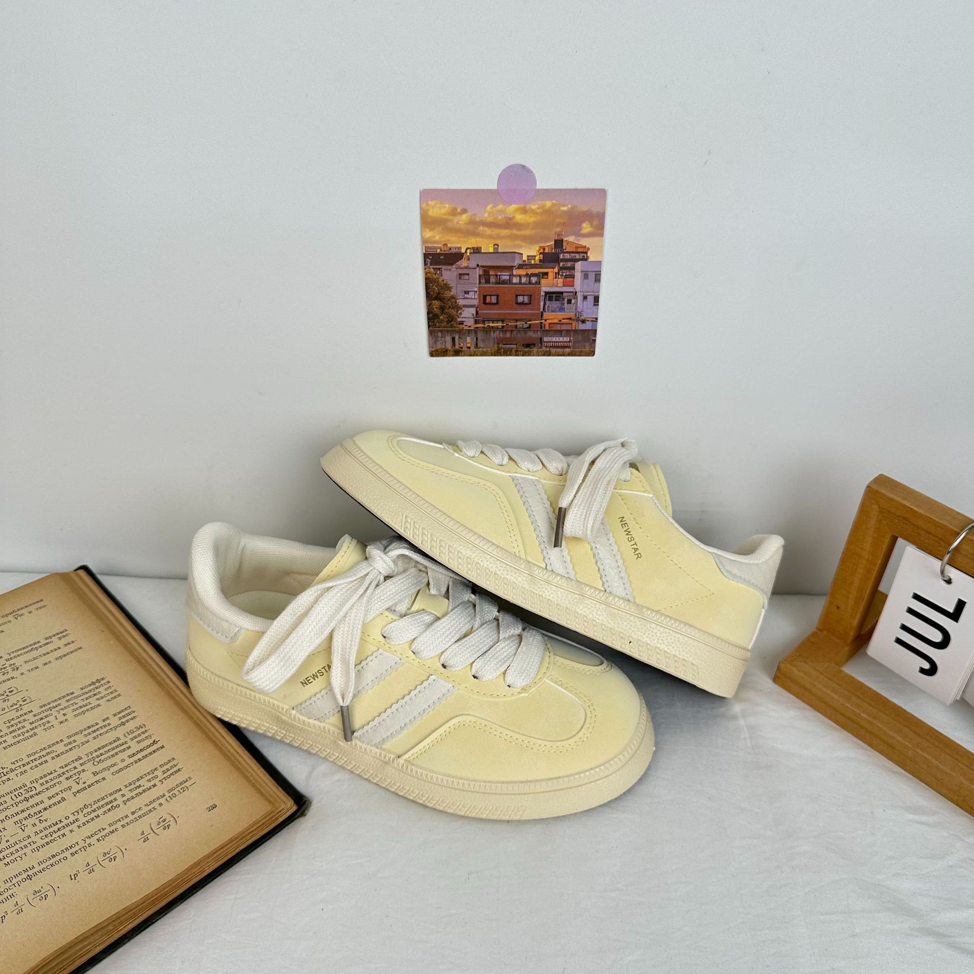 Zapatos de entrenamiento de estilo británico de nicho de nicho de baja altura de las niñas zapatos de skate 2025 primavera nuevos zapatos de lona amarillos ondas 5097