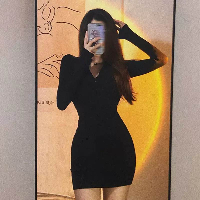 春秋季纯欲甜辣风黑色外穿短裙高级感包臀裙子后妈女款针织连衣裙