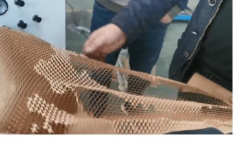 蜂窝纸模切机 电商快递纸袋蜂窝纸袋模切机 缓冲保护型纸袋成型机