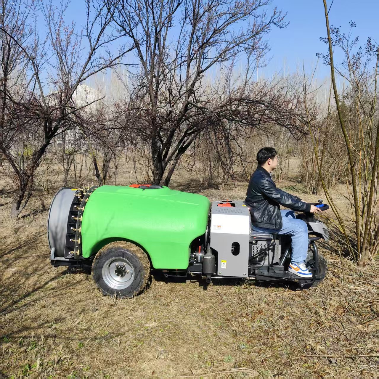座驾式柴油风送打药机自走式柴油果树喷药机农用三轮种植喷雾机