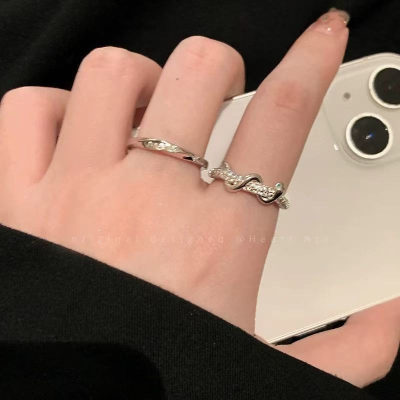 하이엔드 영감을 받은 스네이크 와인딩 오픈 링 여성의 패셔너블한 개성 다재다능한 검지 링 틈새 디자인 스태킹 링