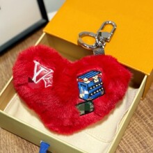 跨境驴牌女包包挂件毛绒爱心钥匙扣L字母毛毛红色心公仔饰品批发