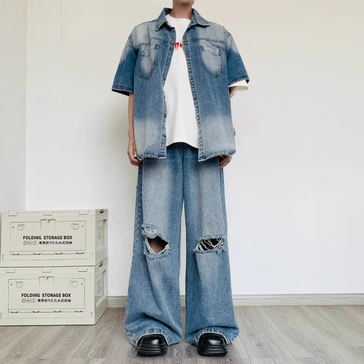 Camicia in denim effetto invecchiato stile retrò americano da uomo, marchio cool e alla moda, un set con jeans strappati_voghion.com