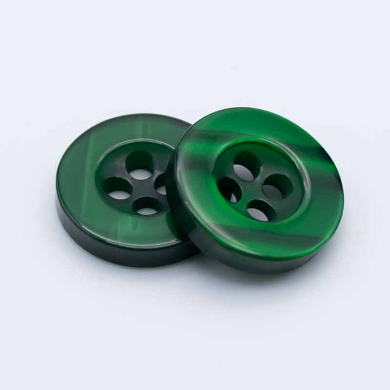 Venta al por mayor de color Botón de camisa de resina hebilla de cuatro ojos transparente blanco y negro Botón de pan teñido en stock botones