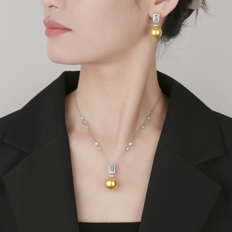 Otoño e invierno nuevo estilo Zhuang Shengsheng joyería fondo de cobre chapado en oro con incrustaciones de perlas de oro profundo borla traje premium femenino 16-14m