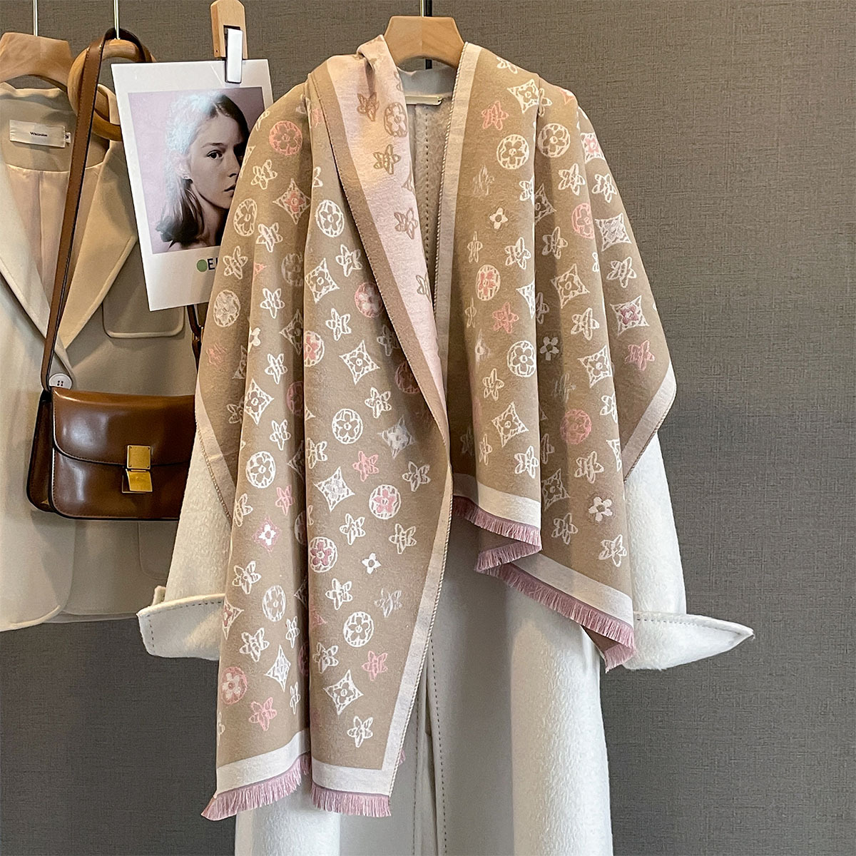 Demi-season universal fashionable keep warm scarf made of faux fur