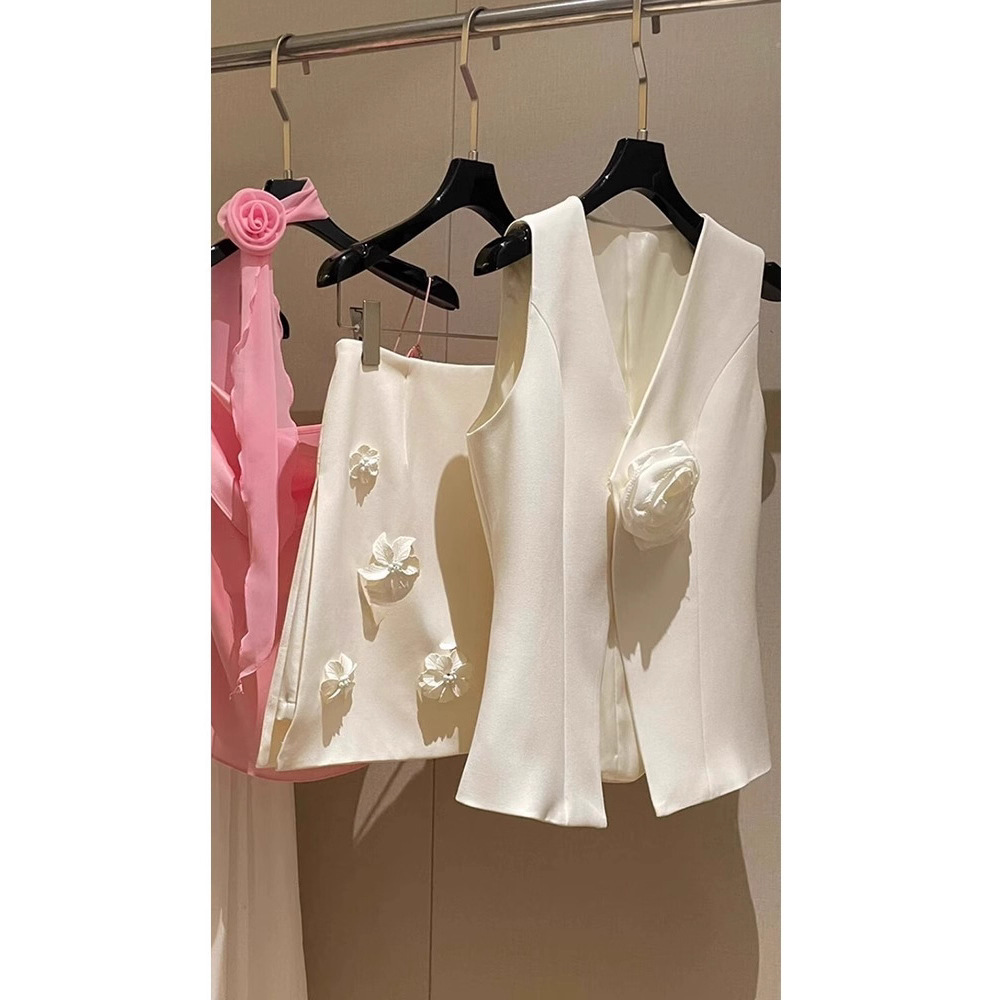 French-Style Chanel-Inspired V-Neck Vest for Women, 2026 Summer New Unique and Exquisite Three-Dimensional Floral Sleeveless Top