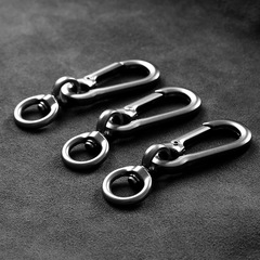 キーホルダーのベルトは男性の自動車のキーホルダーのペンダントを掛けます。