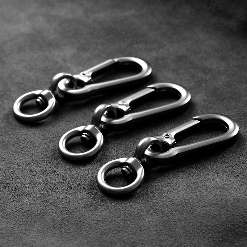 キーホルダーのベルトは男性の自動車のキーホルダーのペンダントを掛けます。|undefined