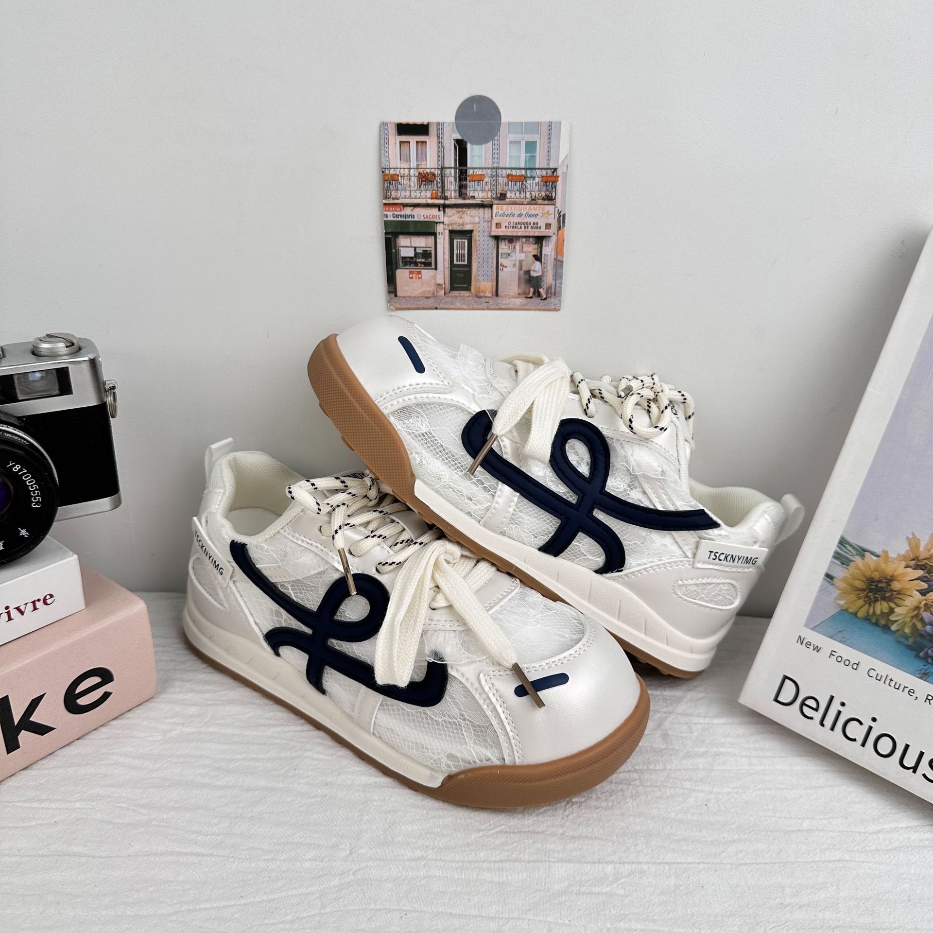 A9923 zapatos de skate de encaje de malla de verano para mujeres 2025 nuevo diseño de nicho en zapatos blancos de ballet de suela gruesa