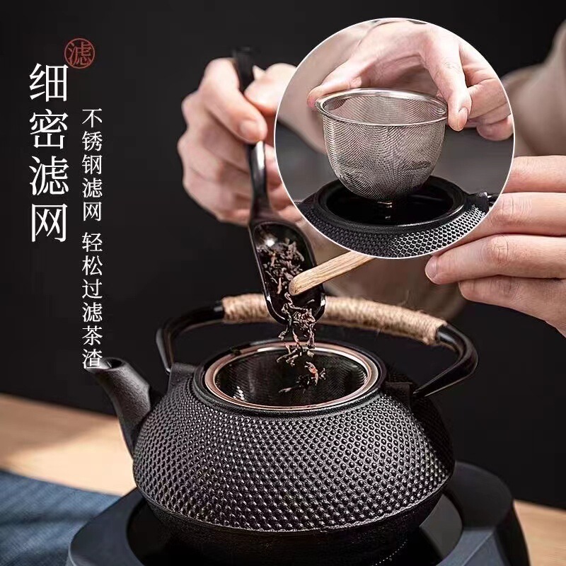 囲炉裏でティーポットを煮ます。日本式のお湯でお茶を入れます。|undefined
