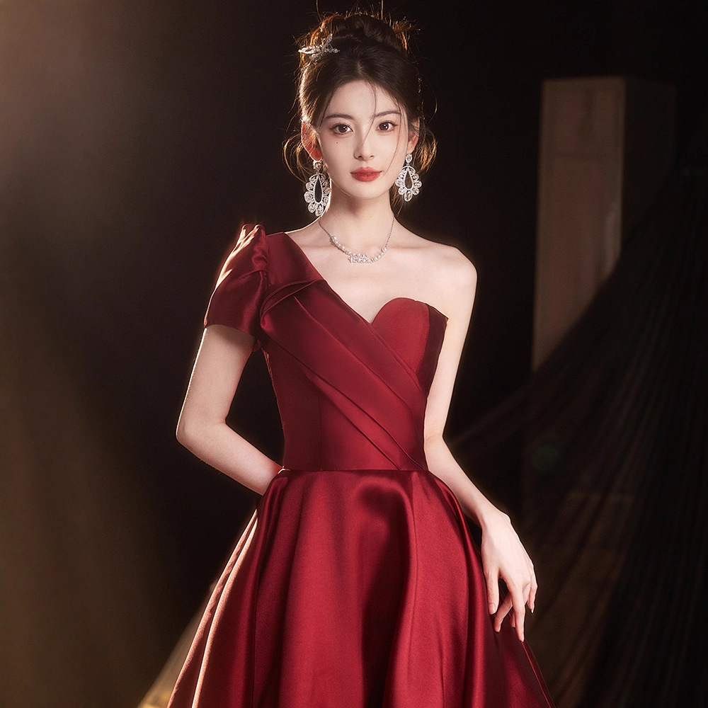 One-Shoulder Toast Dress for the Bride Burgundy High-End 2025 New Engagement Dress Satin Banquet Evening Dress