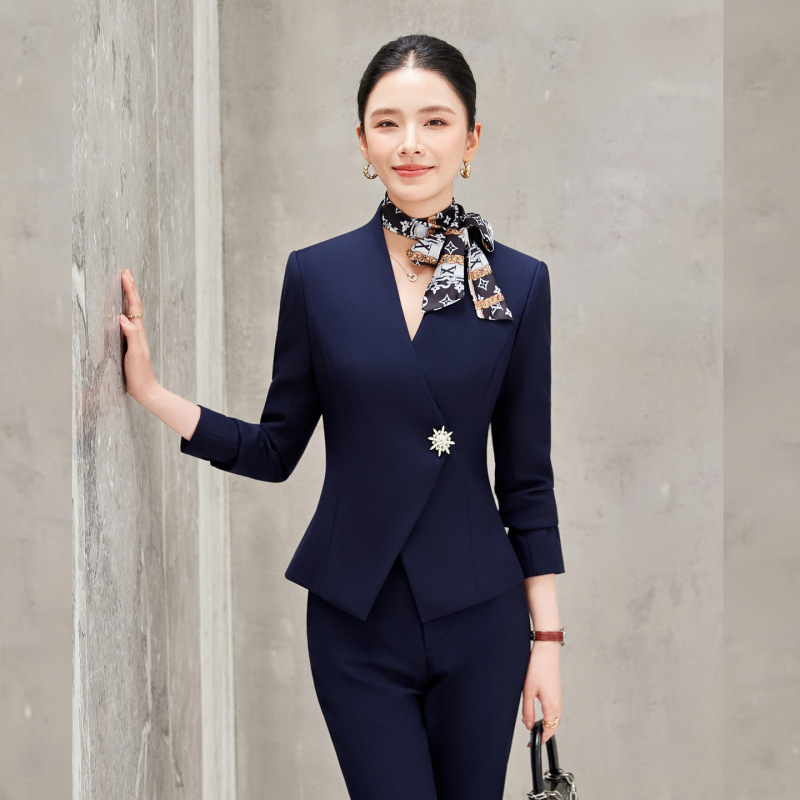 White formal suit for women, suitable for interviews, formal occasions, work, and commuting. Includes a blazer and a skirt White formal suit for women, suitable for interviews, formal occasions, work, and commuting. Includes a blazer and a skirt