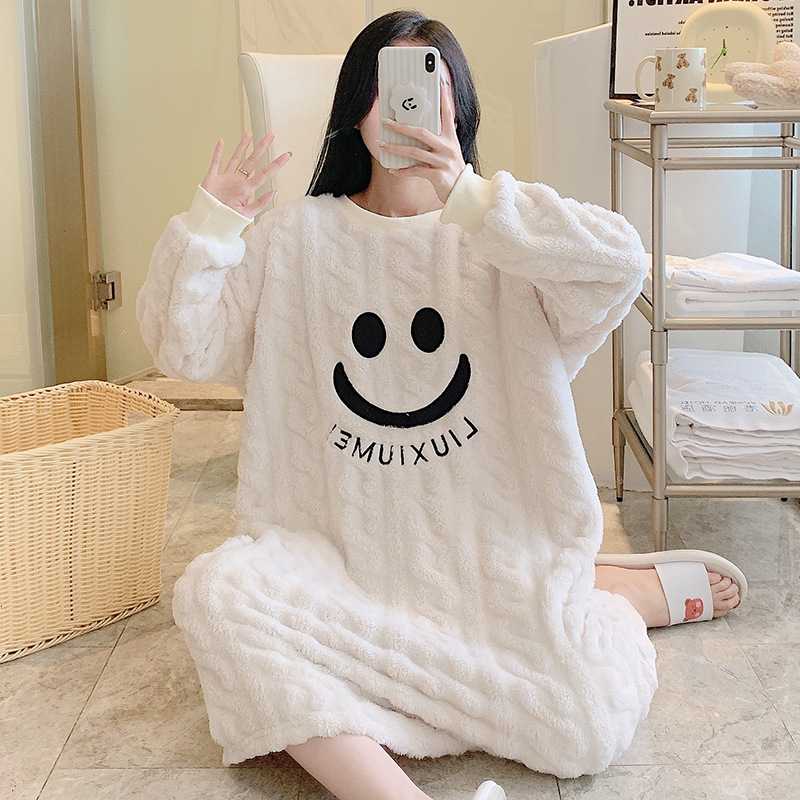Ins otoño y invierno estilo coreano sonriente vestido de pijama de peluche largo cuello redondo encantador medio largo suelto vestido caliente de tamaño grande
