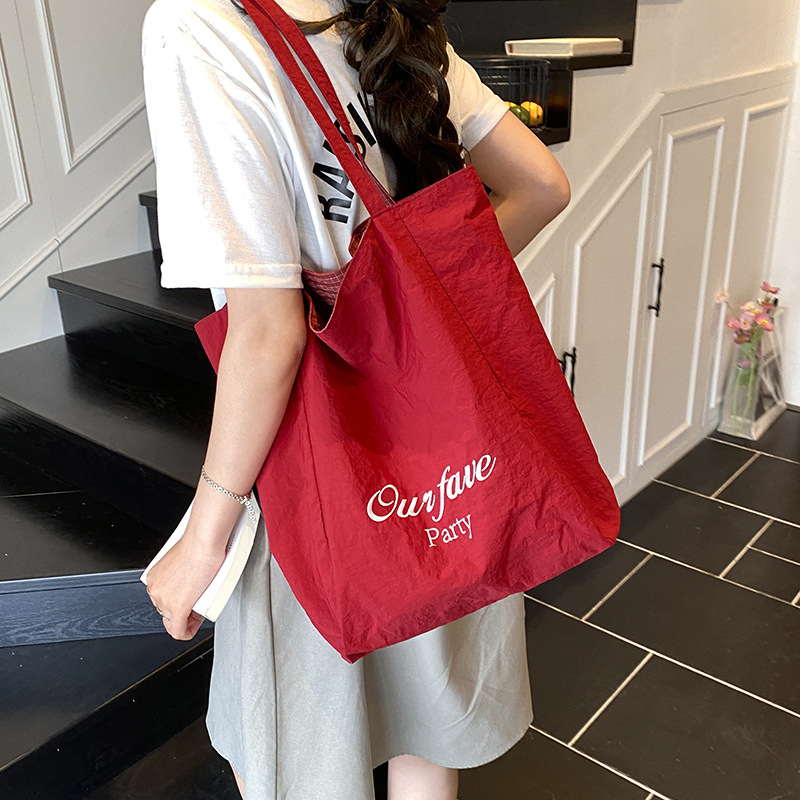 Bolso Tote de moda coreana 2025 verano nuevo bolso femenino estilo universitario bolso de hombro con letras bordadas