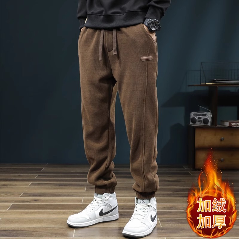 仕事をしているズボンの男性は秋冬に耐摩耗性があり、汚れに強いです。