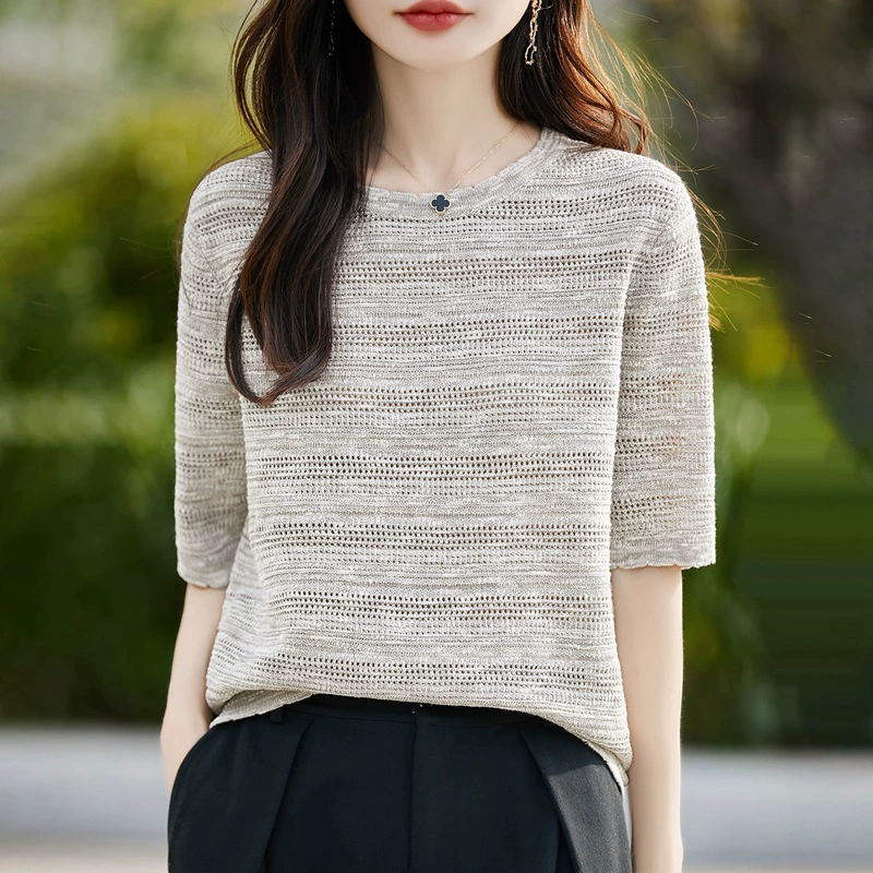 Knitted summer thin base T-shirt with a round collar