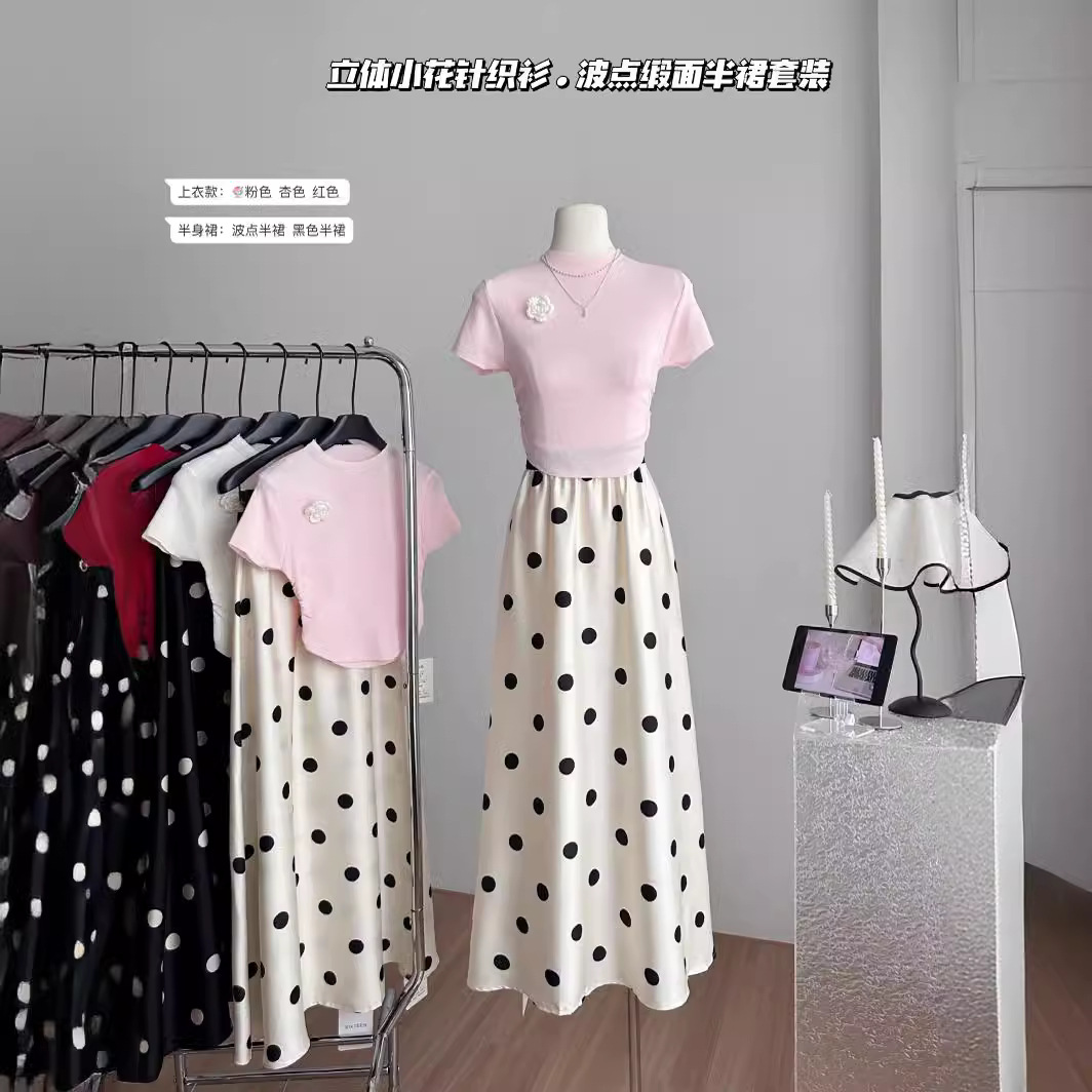 Cute three dimensional knitted T-shirt