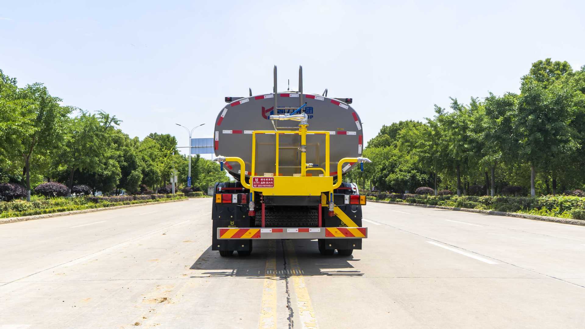 12 Square Meters and 15 Square Meters Sprinkler Truck, Municipal Sanitation, Road Maintenance, Dust Reduction Spray, Landscaping, Emergency Firefighting