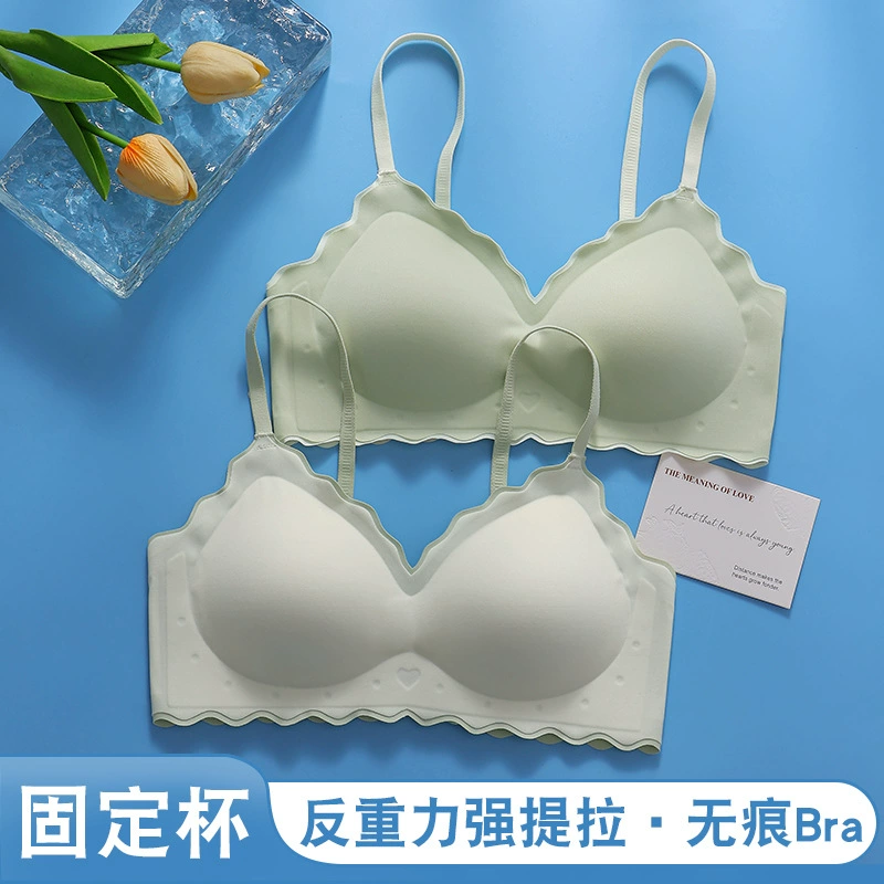 Удобное и бесшовное женское нижнее белье собирает маленькую грудь