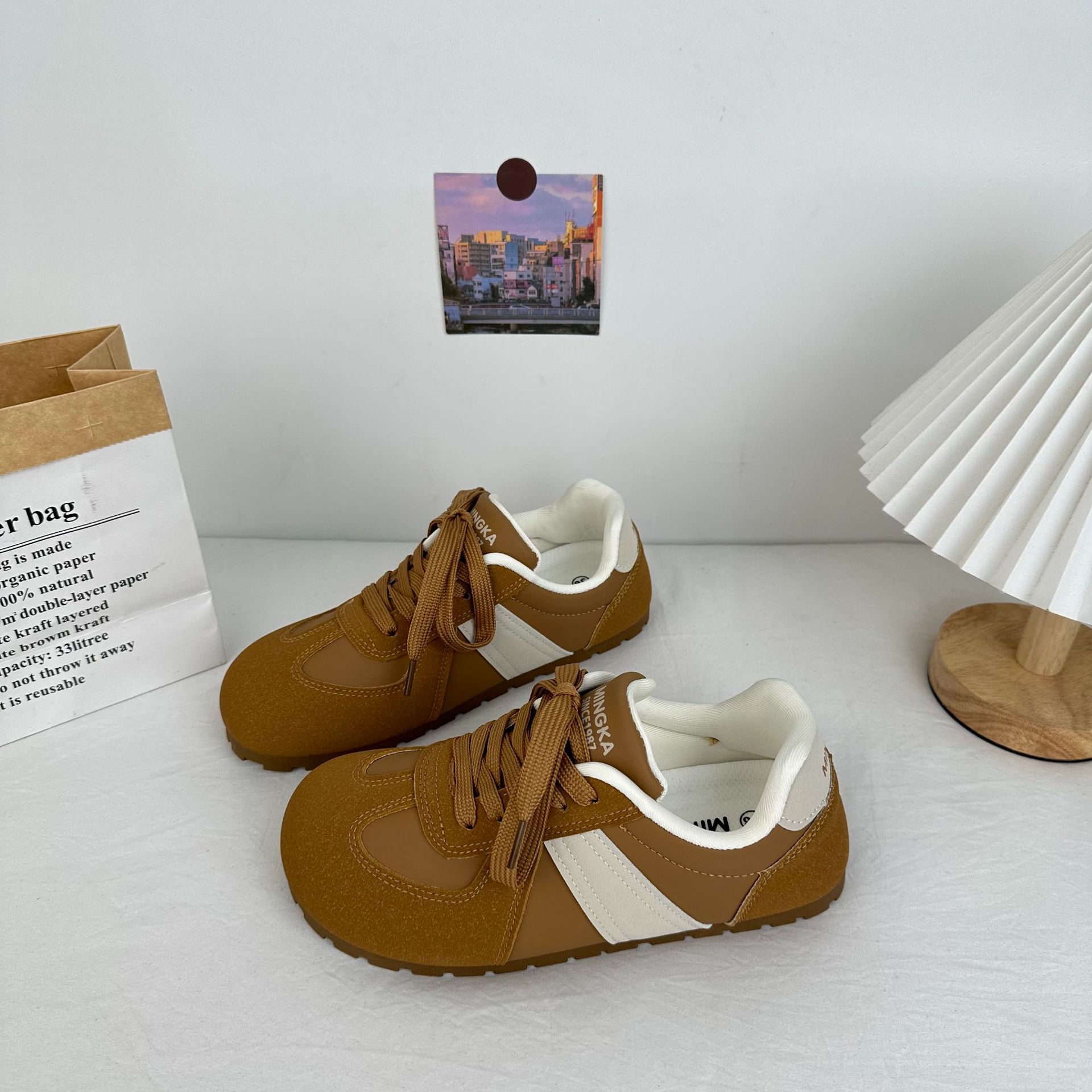 Casual Retro Commuter 2025 nuevo estilo de primavera y verano ligero de suela delgada deportes todo fósforo más terciopelo de suela plana hojaldre zapatos de entrenamiento alemán para mujer