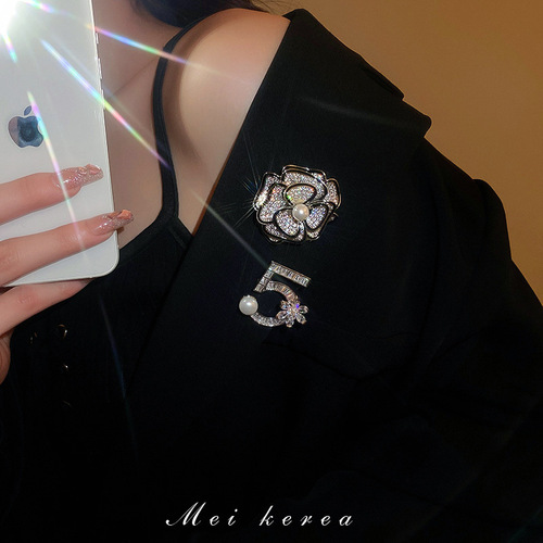 Real gold electroplating light luxury zircon digital flower snowflake elk brooch personality pin suit chest accessories