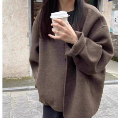 韓国の東大門では、ラシャのコートが流行しています。
