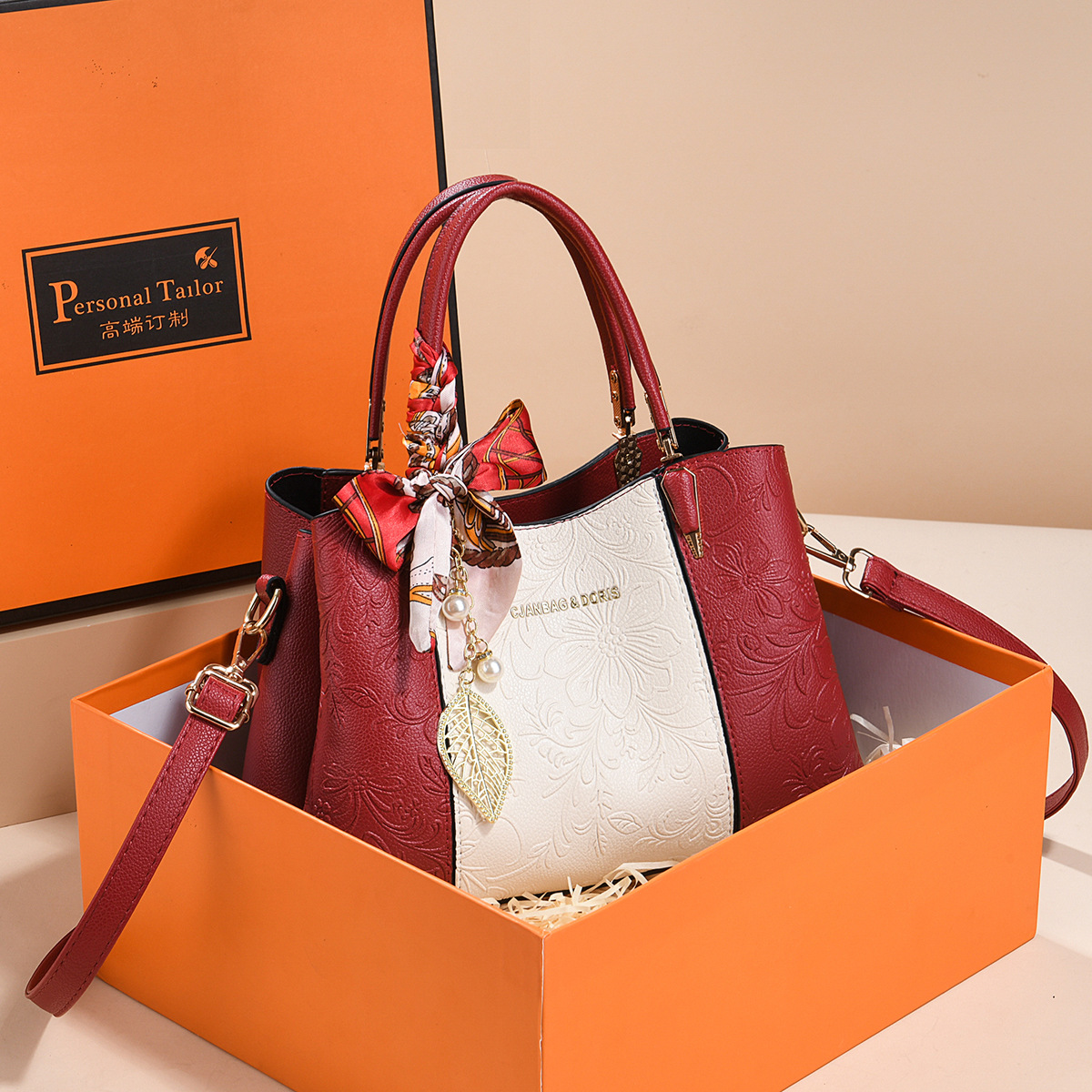 2026 nuevo estilo nacional de contraste de color relieve bolsas especiales empalmadas bolsas portátiles en el Día de la Madre para enviar a mamá en el punto
