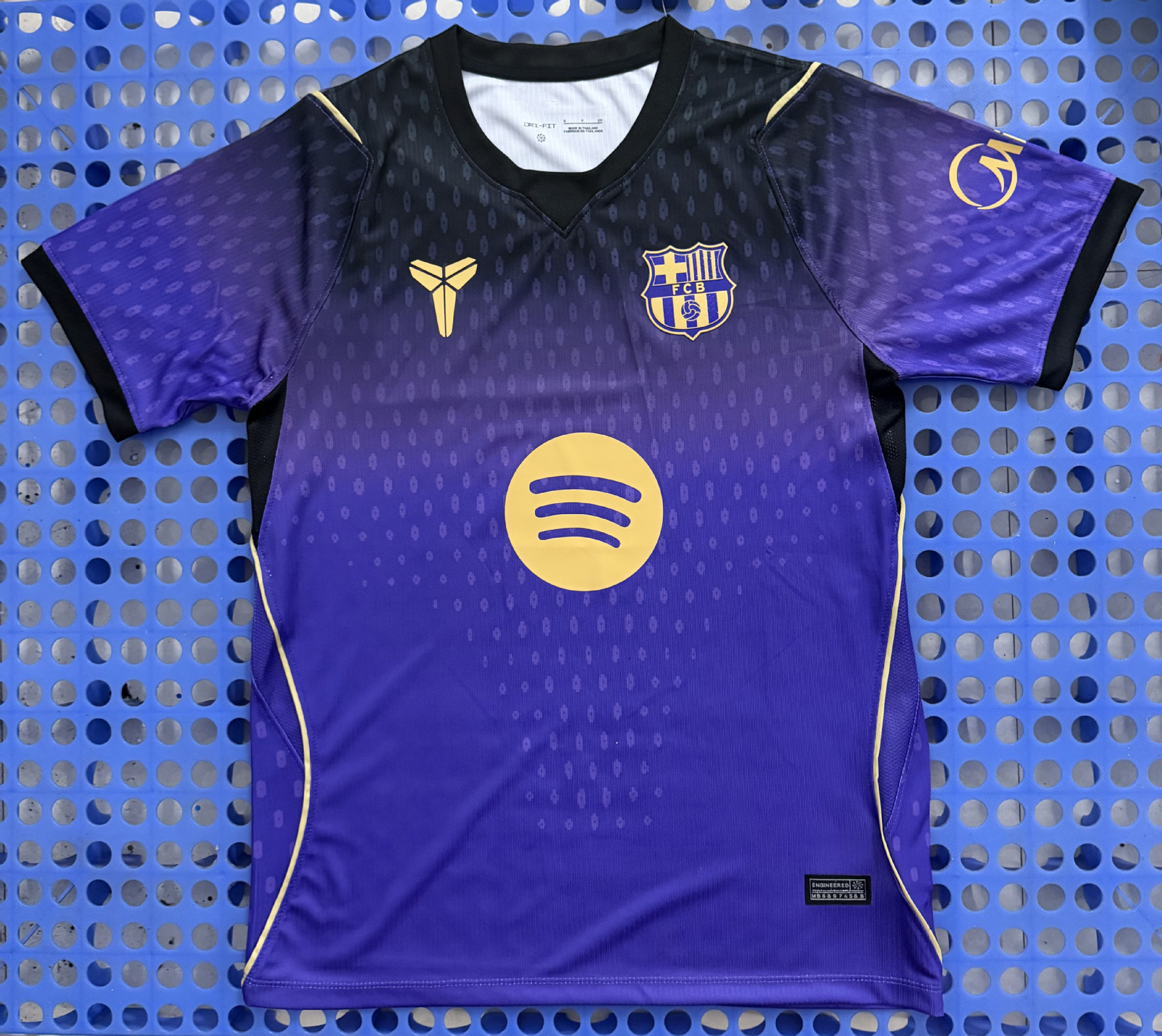 26 - 27 conjunto de entrenamiento morado de Kobe Bryant en el Barça