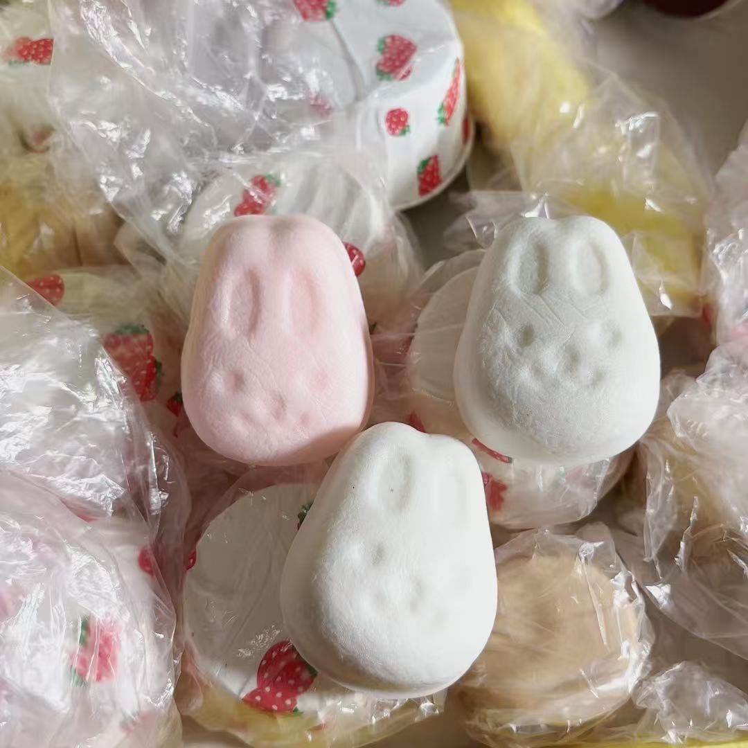 무작위 색상의 작은 토끼가 천천히 리바운드