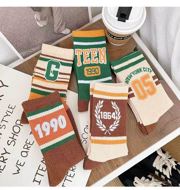 Calcetines retro americanos Calcetines de cuatro estaciones Calcetines de tubo a rayas Color de contraste Escuela británica Estilo Mori Calcetines con letras Pareja