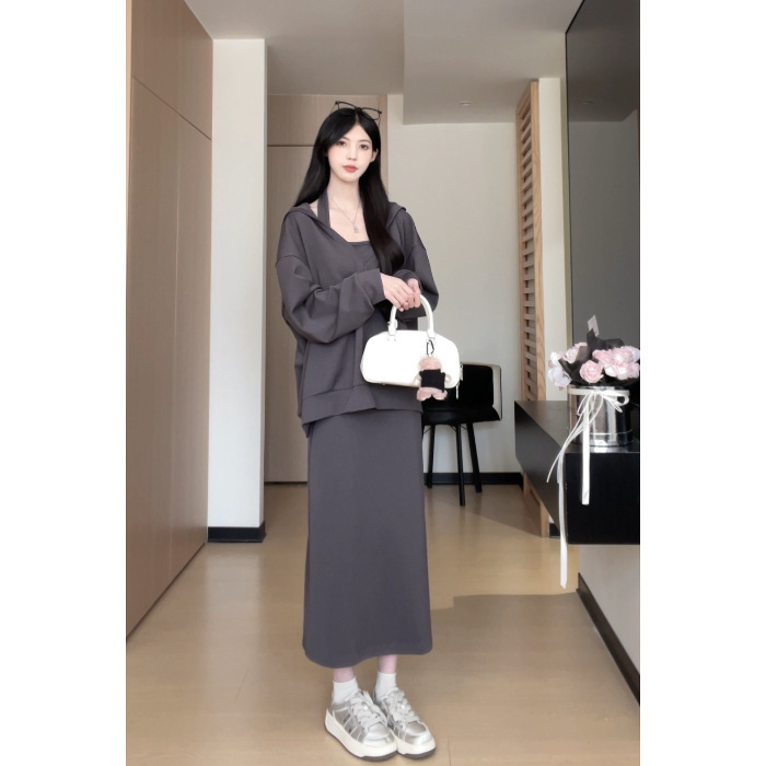 松本さんは気品を失って、パーカーのスーツを着ています。|undefined